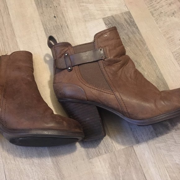 Vince Camuto Size 6.5 Brown Booties - Picture 4 of 5